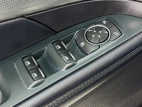 Used 2018 Ford Explorer XLT w/ Equipment Group 202A AWD/4WD image 18