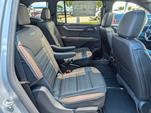New 2026 GMC Acadia Denali Ultimate w/ LPO, Floor Liner Package AWD/4WD image 32