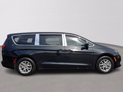 Used 2024 Chrysler Voyager LX FWD image 7