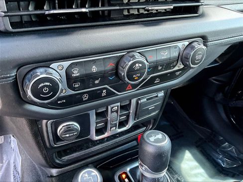 Used 2025 Jeep Wrangler Unlimited Sahara AWD/4WD image 15