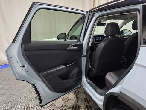 Certified 2025 Volkswagen Taos SE image 27