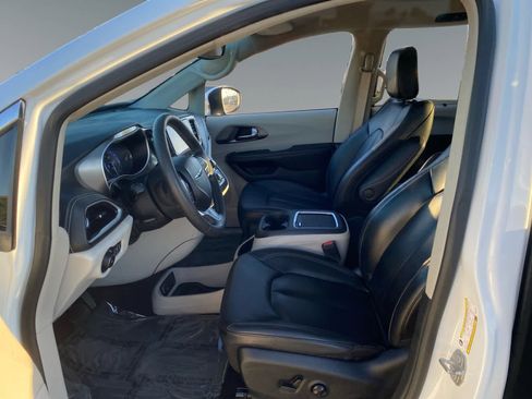 Used 2023 Chrysler Pacifica Touring-L FWD image 9