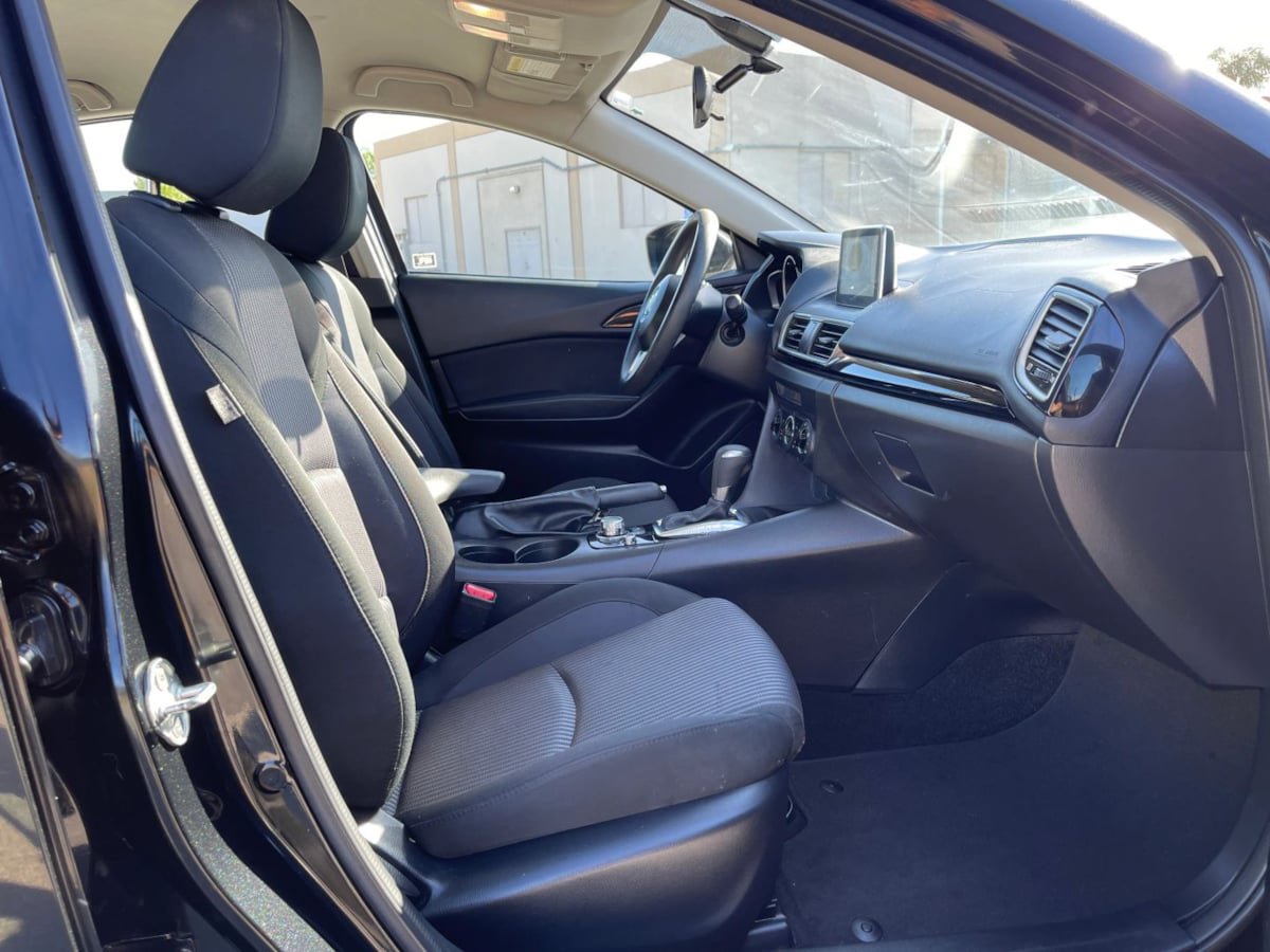 Used 2016 MAZDA MAZDA3 i Sport w/ Preferred Equipment Package FWD image 21