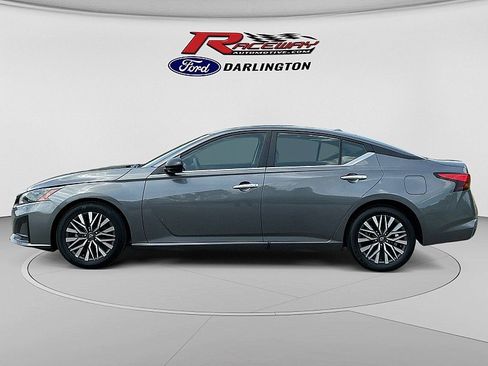 Used 2025 Nissan Altima 2.5 SV FWD image 2