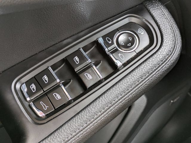 Used 2023 Porsche Macan AWD/4WD image 18