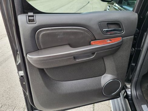 Used 2011 Cadillac Escalade ESV Luxury image 25