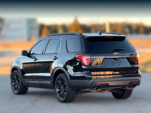 Used 2017 Ford Explorer XLT w/ Equipment Group 202A image 10