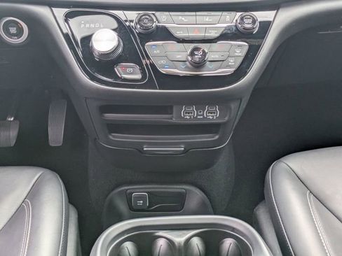 Used 2025 Chrysler Pacifica Select image 22