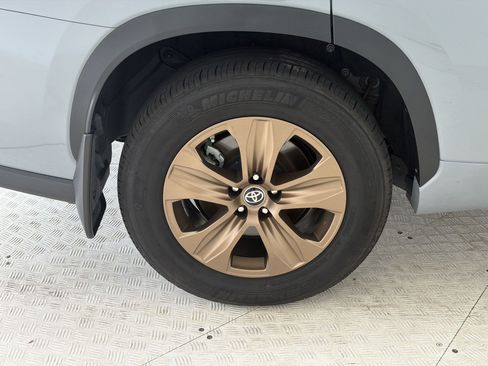 Used 2023 Toyota Highlander Bronze Edition FWD image 12