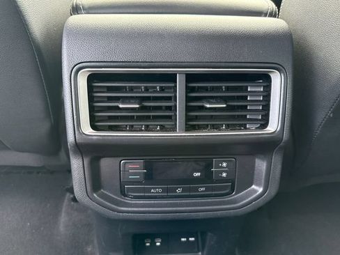 Used 2025 Volkswagen Atlas SE FWD image 24