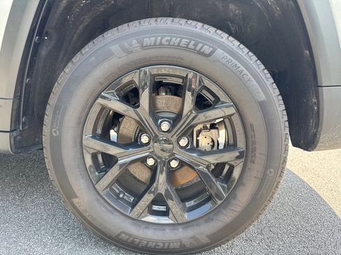 Certified 2024 Jeep Grand Cherokee Altitude RWD image 22