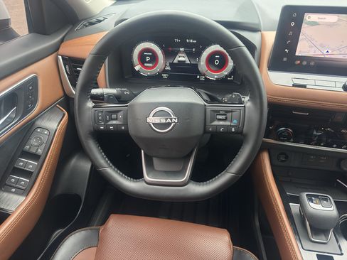 Used 2025 Nissan Rogue Platinum w/ Platinum Premium Package FWD image 13