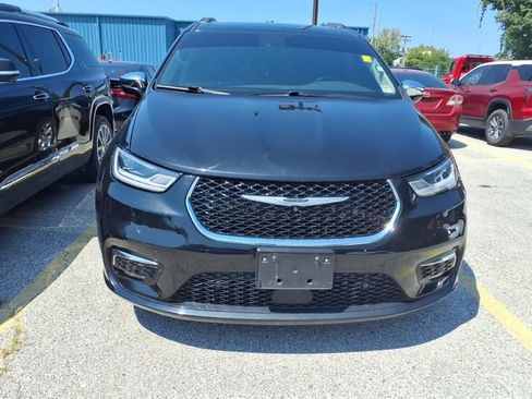 Used 2022 Chrysler Pacifica Limited FWD image 3