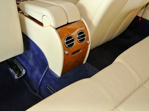 Used 2009 Bentley Azure RWD image 26