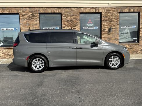 Used 2022 Chrysler Pacifica Touring-L FWD image 6