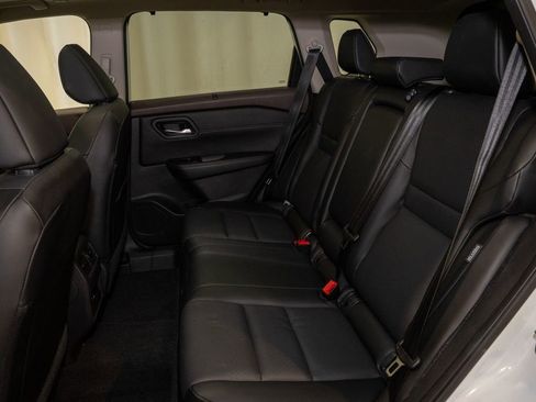 Used 2023 Nissan Rogue SV w/ SV Premium B Package image 9