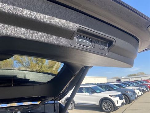 Used 2023 Ford Explorer XLT w/ Equipment Group 202A image 13