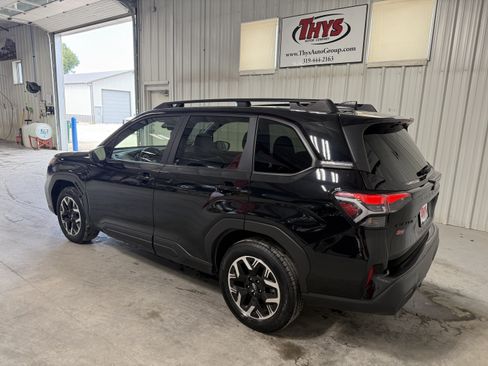 Used 2025 Subaru Forester Premium AWD/4WD image 12