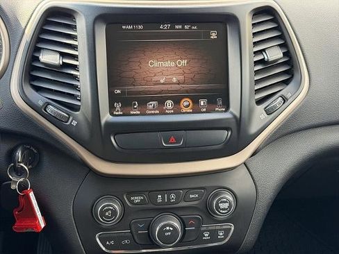 Used 2015 Jeep Cherokee Latitude w/ Cold Weather Group AWD/4WD image 18