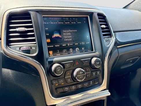Used 2017 Jeep Grand Cherokee Laredo AWD/4WD image 10