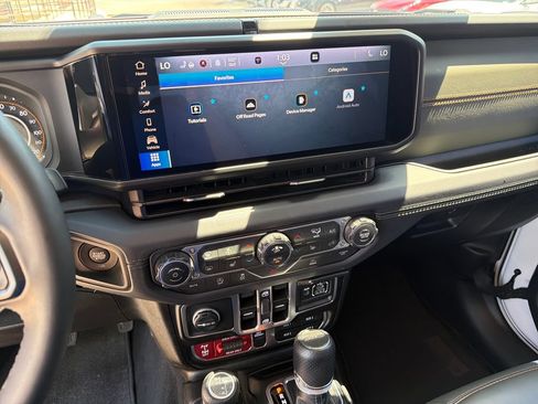 Used 2025 Jeep Gladiator Mojave w/ Convenience Group AWD/4WD image 28