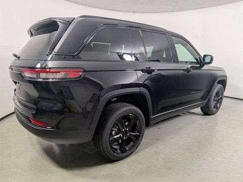 New 2025 Jeep Grand Cherokee Altitude image 7