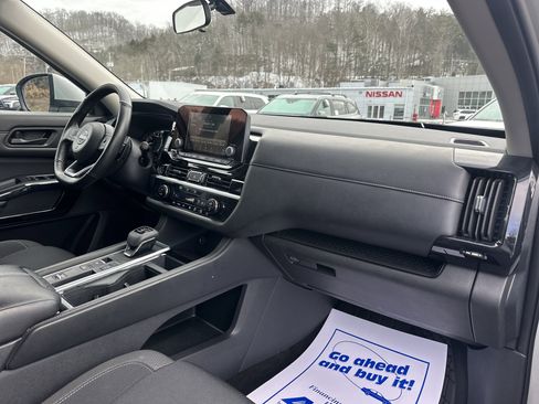 Used 2024 Nissan Pathfinder SV image 22