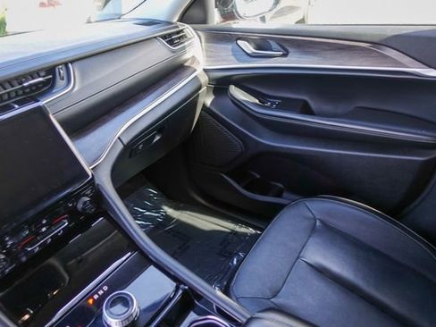 Used 2023 Jeep Grand Cherokee Limited image 20