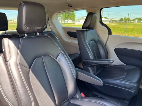 Used 2023 Chrysler Pacifica Touring-L FWD image 30