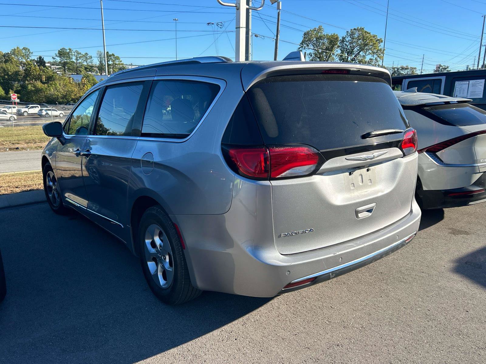 Used 2017 Chrysler Pacifica Touring-L Plus FWD image 4
