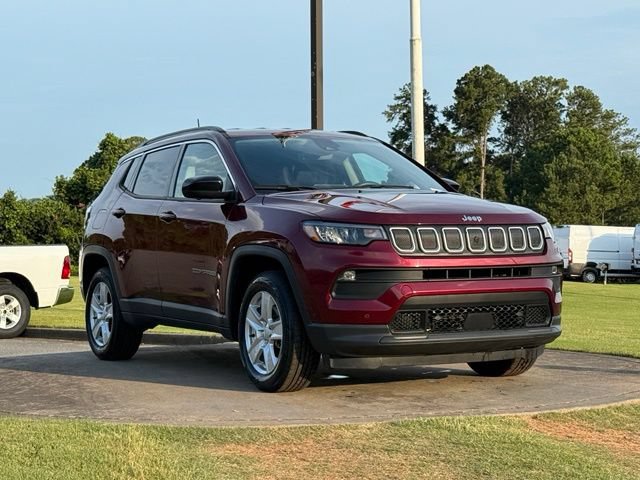 Used 2022 Jeep Compass Latitude w/ Convenience Group AWD/4WD image 1