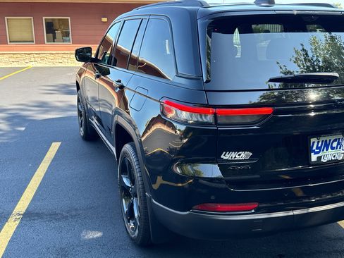 Used 2025 Jeep Grand Cherokee Limited w/ Luxury Tech Group II AWD/4WD image 13