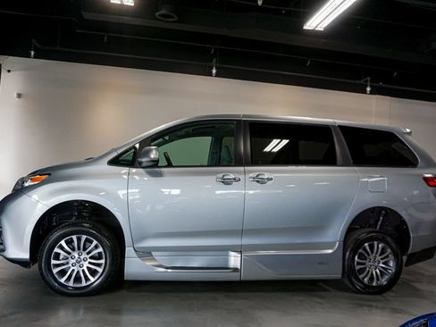 Used 2019 Toyota Sienna XLE Premium FWD image 33