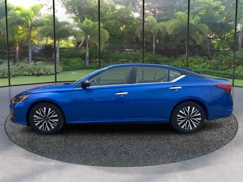 Used 2025 Nissan Altima 2.5 SV FWD image 8