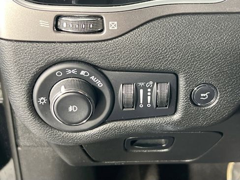 Used 2022 Jeep Cherokee Limited image 10