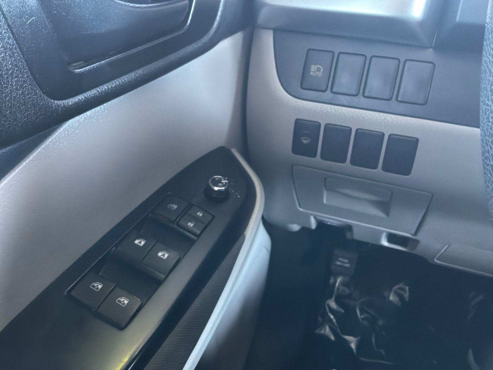 Used 2018 Toyota Highlander LE FWD image 17