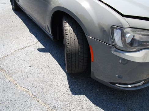 Used 2019 Chrysler 300 S image 32