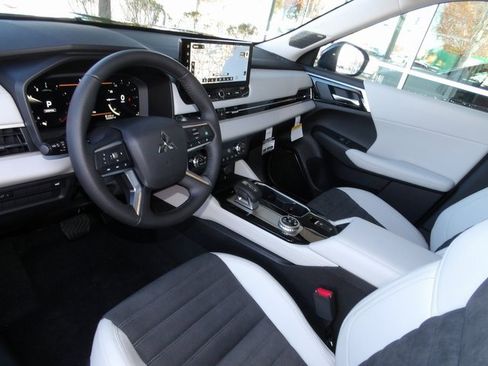 New 2025 Mitsubishi Outlander SE image 13