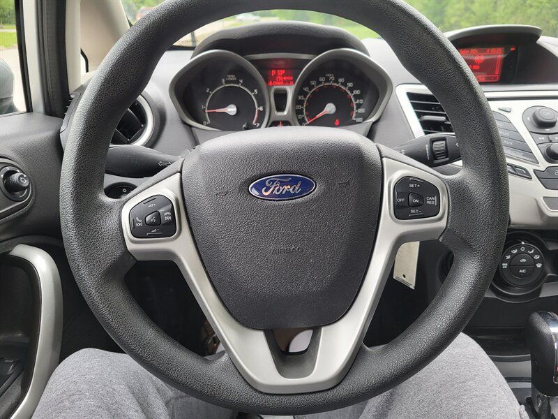 Used 2013 Ford Fiesta SE FWD image 20