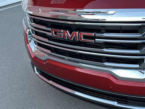 Used 2023 GMC Acadia SLE image 31