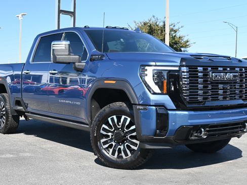 Used 2025 GMC Sierra 2500 Denali Ultimate image 2