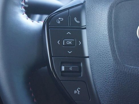 Used 2025 Toyota Prius Base image 9