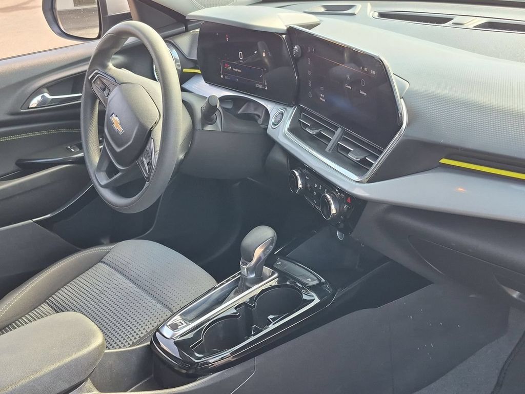 Used 2025 Chevrolet Trax LT FWD image 30