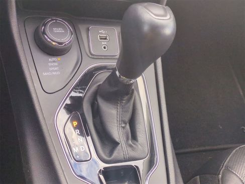 Used 2020 Jeep Cherokee Limited image 30