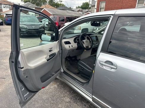 Used 2012 Toyota Sienna SE FWD image 9