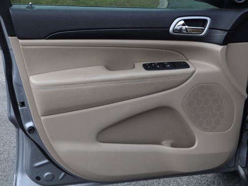 Used 2021 Jeep Grand Cherokee Laredo image 14