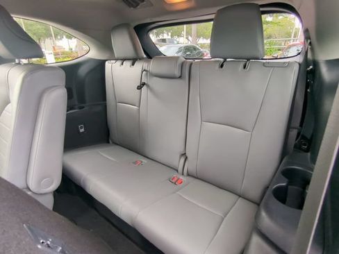 Used 2021 Toyota Highlander XLE FWD image 16