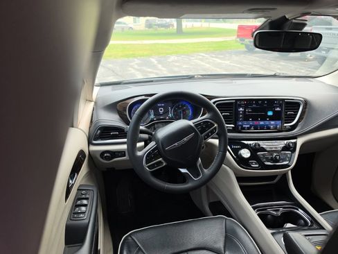 Used 2023 Chrysler Pacifica Limited FWD image 7