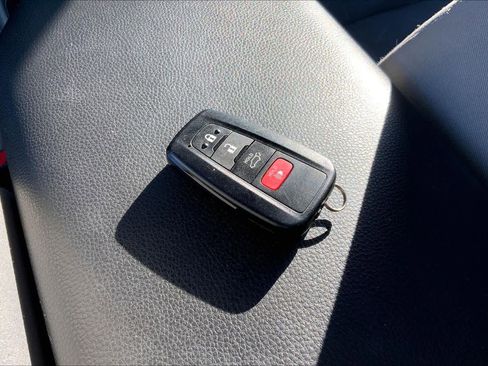 Used 2021 Toyota RAV4 XLE w/ Convenience Package AWD/4WD image 15