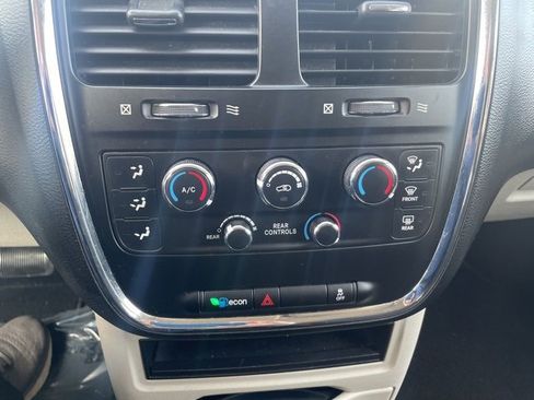 Used 2018 Dodge Grand Caravan SE image 24